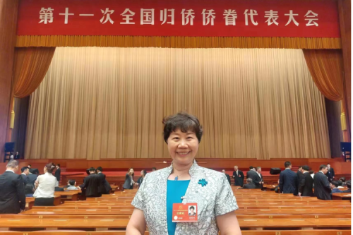 尊龙凯时一人生就是博官网集团总裁赵晓红作为黑龙江代表赴京加入第十一次天下归侨侨眷代表大会